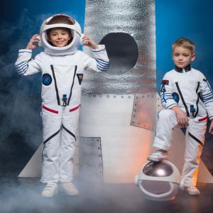 Vous cherchez une idée de déguisement sur le thème de l'espace pour votre enfant ? Voici sans plus attendre notre sélection et nos de déguisements avec des astronautes, des martiens, des personnages d