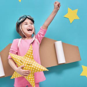 Comment créer un déguisement de dernière minute ? Que ce soit pour s'amuser à la maison, pour un anniversaire ou une fête, c'est souvent à la dernière minute qu'il faut trouver un déguisement pour vot