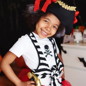 Vous cherchez un déguisement pirate ? Découvrez sans plus attendre 12 costumes absolument parfait pour garçons filles et même bébés.