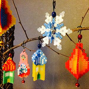 Un tutoriel pour apprendre à faire des déocations de sapin de Noël en perles à repasser
