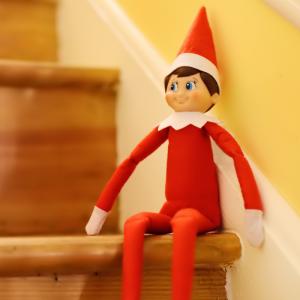 Retrouvez toutes nos idées de blagues à faire aux enfants avec leur lutin de Noël