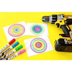 Voici une petites expérience amusante et facile que les parents pourront faire avec les enfants afin de dessiner des jolis cercles colorés ! Pour cela vous aurez simplement besoin d'une vi