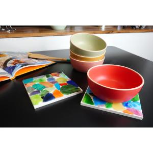Réalisez un dessous de plat à l'épreuve de la chaleur avec des facettes de mosaïques. Élégant et coloré , créez vous-même un dessous de plat indemmodable!