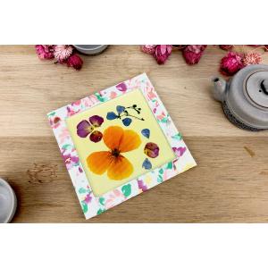 Faites sécher les fleurs du jardin pour réaliser ce joli dessous de plat estival et poétique ! Une bonne occasion de garder un souvenir de vos ballades dans la nature .