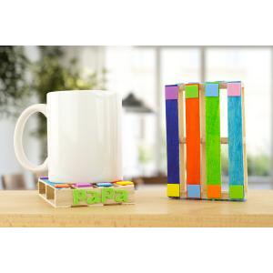 Réalisez un dessous de verre personnalisé pour la fête des pères avec une mini palette, des gommettes et de la peinture. Une activité rapide, facile et pleine de tendresse dès 3 ans !