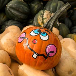 Peinture sur citrouilles : Une activité d'Halloween à faire dès la crèche