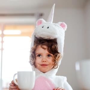 Vous cherchez une idée de déguisement licorne pour votre enfant ? Voici sans plus attendre notre sélection et nos idées. Robes, combis ou DIY, il y en a pour tous les goûts.