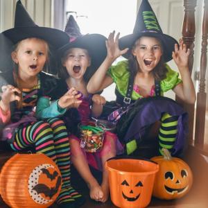 Vous cherchez un déguisement sorcière pour vos enfants ? Voici sans plus attendre notre sélection et nos déguisements avec des robes de sorcières classiques, des robes pop multicolores et des accessoi