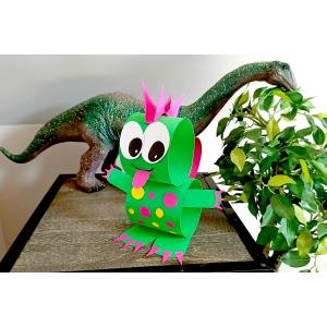 Lors de ce bricolage les enfants apprendront à fabriquer un dinosaure rigolo en utilisant simplement quelques feuilles de papier, une paire de ciseaux et un tube de colle !