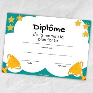 Célébrez l'amour maternel avec notre diplôme de Fête des mères à imprimer. Ce diplôme est un hommage spécial à toutes les mamans extraordinaires qui apportent tant d'amour et de joie dans nos vies. Pe
