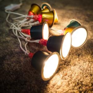 tuto pour bricoler avec les enfants une guirlande de Noël avec des capsules de café