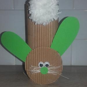 Un tuto pour apprendre à fabriquer avec les enfants un lapin en rouleau et pompon