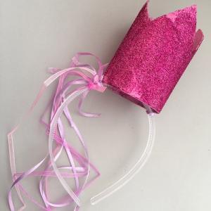 Une activité pour réaliser étape par étape une couronne de princesse en rouleau de carton récupéré. Cette jolie couronne rose pailletée et montée sur un serre-tête accompagnera parfaitement un déguise