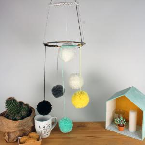 Fabriquer un mobile à pompons pour les enfants