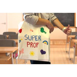 Fabriquez un tote bag “Super prof” avec les enfants ! Une activité manuelle facile et personnalisée, idéale pour la fin d’année scolaire. Dès 3 ans.