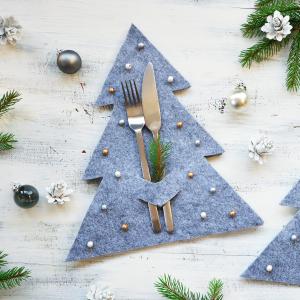 Suivez ces étapes pour fabriquer un range couverts en forme de sapin en feutrine pour Noël. Une manière originale de décorer votre table de Noël à moindre coût. Découvrez vite comment faire le vôtre .