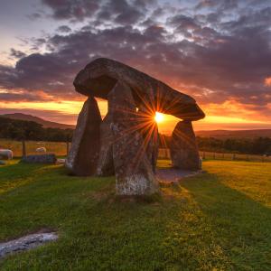 dolmen - mot du glossaire Tête à modeler. Définition et activités associées au mot dolmen.
