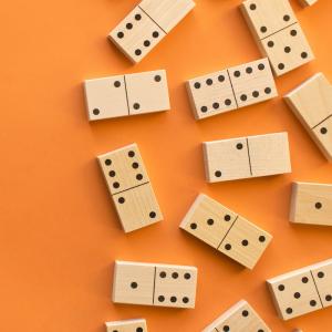 domino - mot du glossaire Tête à modeler. Définition et activités associées au mot domino.
