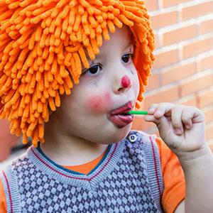 Ah le Carnaval ! Quel bonheur de retrouver les bals, les parades et les goûters sucrés. Chaque année, c'est un véritable bonheur de se déguiser et se maquiller pour l'occasion. Mais d'où vient cette f