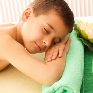 L'auto-massage pour enfant permet de se détendre, se recentrer et mieux connaître son corps. Une pratique qui gagne du terrain !
