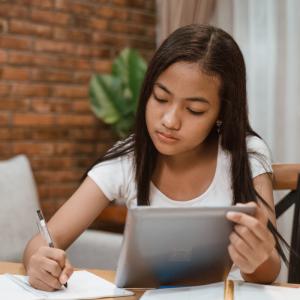 junior - mot du glossaire Tête à modeler. Définition et activités associées au mot junior.