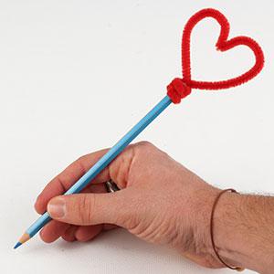 Découvrez comment réaliser un embout de crayon en forme de cœur avec un simple fil chenille. Un DIY rapide, économique et parfait pour personnaliser les fournitures scolaires.