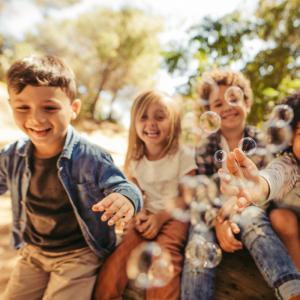 enfant - mot du glossaire Tête à modeler. Définition et activités associées au mot enfant.