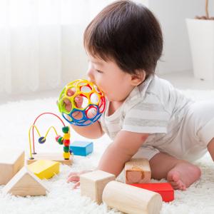 Dès sa naissance, bébé n'est qu'éveil ! Il est en état d'éveil de tout ce qui l'entoure : les sons, les odeurs, les bruits, les couleurs et les images ... l'éveil c'est aussi les