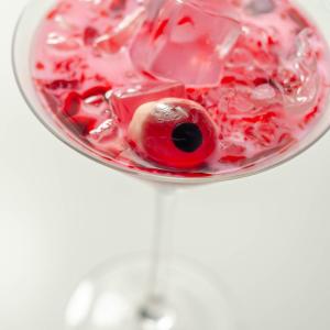 Recette des glacons d'Halloween : Une idée simple pour réaliser de magnifiques glaçons imitant les yeux de monstre pour la fête d'Halloween. Les glaçons sont à mettre dans les boissons des invités pou