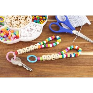 Créez un porte-clés personnalisé avec des perles et les mots PAPA ou MAMAN. Un bricolage affectueux dès 3 ans, à découvrir sur le site.