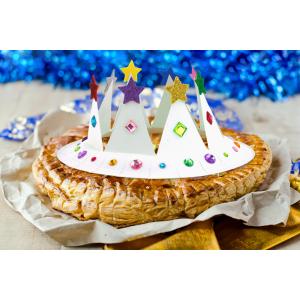 Cette année pour l'Épiphanie, découvrez une astuce pour fabriquer une couronne originale et colorée avec une assiette en carton. Une activité facile et amusante à faire avec les enfants pour l'épiphan