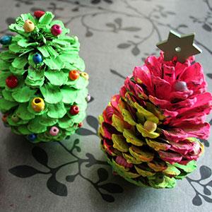 Un tutoriel pour décorer une pomme de sapin avec les plus petits. Une superbe idée pour la période de Noël