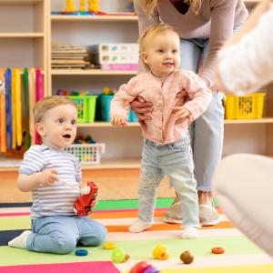 Si la crèche est un mode de garde qui vous intéresse, voici nos conseils pour trouver une place en crèche pour votre enfant facilement.