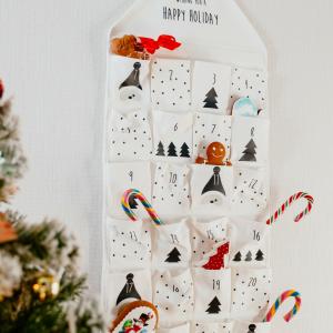 Avant Noël vient la fête de l'Avent. La fête de l'Avent est la fête de l'attente. La fête de l'Avent est en premier une fête religieuse qui couvre les 4 semaines précédent le jour de Noël. La durée de