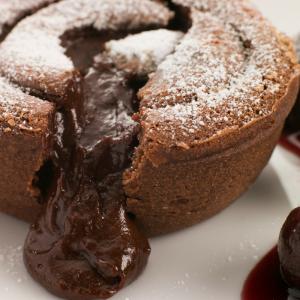 Ce fondant au chocolat est réalisé avec des cookies au chocolat et du fromage blanc. Ce fondant au chocolat est particulièrement fondant mais il se déguste froid après un petit passage au r&eacute