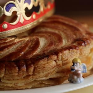 La fève de la galette des rois est incontournable pour l'Épiphanie. Chaque année, c'est la même histoire, tout le monde veut tomber sur le Graal afin d'être sacré Roi ou Reine de l'Épiphanie.