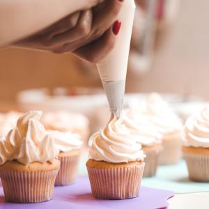 Ce qui rend si appétissant et désirables les cupcakes se sont leur décoration en crème blanche, chocolat ou de couleur. Voici une recette de garniture toute blanche pour cupcake à base de cheese cream