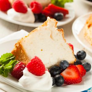Recette du gâteau au yaourt simple. Recette illustrée à faire avec les enfants. Un gâteau facile à faire pour retrouver le goût et le parfum de notre enfance.