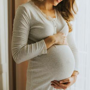 La grossesse s'accompagne de pertes blanches importantes. Une augmentation des pertes blanches pendant la grossesse est normal.  Quand faut-il s'inquiéter des pertes blanches pendant la grossesse ?