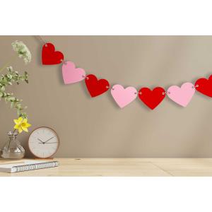 Retrouvez un tuto facile pour fabriquer une guirlande de coeurs en papier et proposez aux enfants une activité pour la St Valentin.