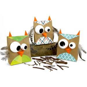 Hiboux avec des sacs en papier