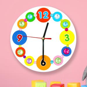 Lors de cet atelier créatif les enfants auront le plaisir de décorer leur premier horloge en utilisant de la peinture, des gommettes et des strass ! A la fin de l'activité ils obtiendront