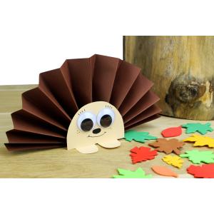 Découvrez un bricolage facile qui permettra aux enfants de fabriquer des hérissons tout mignons à l'aide de quelques feuilles de papier !