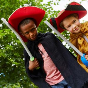 Retrouvez toutes les idées de bricolages faciles à faire pour préparer  un déguisement pour une fête d'enfants ou le Carnaval. Les déguisements sont à réaliser avec ce qui se trouve en grande partie à
