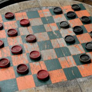 Le jeu de dames est un jeu qui peu s'improviser n'importe où et qui ne demande presqu'aucun matériel. Les pions peuvent être remplacés par des cailloux coloriés avec de la craie et le damier dessiné.