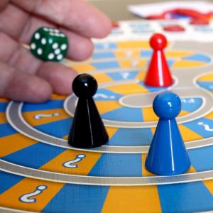 Le jeu de l'oie est un jeu de société très populaire. Ici il s'agit de reproduire le célèbre jeu sur le sol avec des craies. Les pions sont ici remplacés par de vrais joueurs. Le reste des règles rest