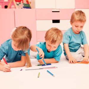Vous connaissez le jeu du cadavre exquis, le jeu du dessin exquis fonctionne pareil. Le premier joueur commence un dessin et plie la feuille avant de la passer au suivant qui doit compléter le dessin 