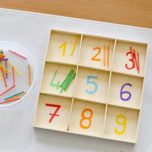 Une activité manuelle et pedagogique pour apprendre à compter selon la méthode Montessori. Ce jeu a pour but de mettre le bon nombre de fuseaux tout en utilisant les bonnes couleurs, Un jeu pour exerc