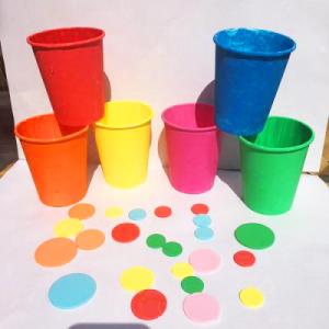 Ce jeux de gobelets de couleur est basé sur la méthode Montessori afin d'amener l'enfant à travailler sa motricité de manière autonome. Grâce à ce jeu à fabriquer, l'enfant apprendra les nuances des c