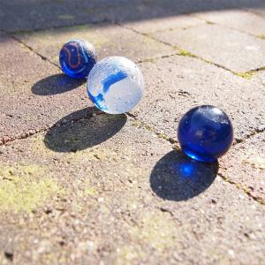 Les enfants adorent les jeux de billes. Ces jeux existent depuis longtemps, et aujourd'hui encore on les retrouvent dans les cours de récréation. Les jeux de bille sont pratique, ils peuvent se jouer 